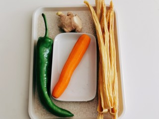 1、青椒炒腐竹,食材准备好