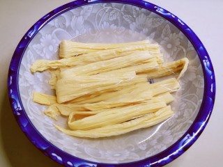 2、青椒炒腐竹,腐竹用清水泡发