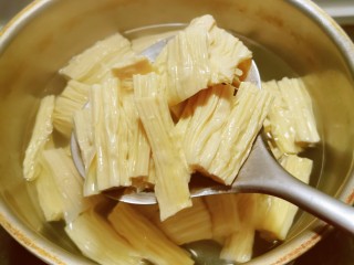 3、青椒炒腐竹,泡好后切段 放入开水中煮一分钟捞出