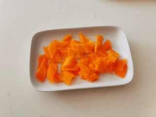 5、青椒炒腐竹,胡萝卜切片