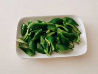 6、青椒炒腐竹,青椒切块