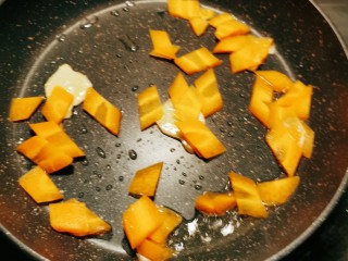 9、青椒炒腐竹,起油锅 油热后放入姜片炒香 放入胡萝卜片翻炒