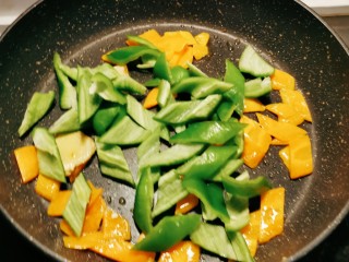 10、青椒炒腐竹,胡萝卜片炒软后 放入青椒块