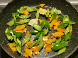 11、青椒炒腐竹,翻炒均匀
