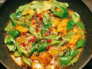 12、青椒炒腐竹,倒入调好的碗汁 翻炒