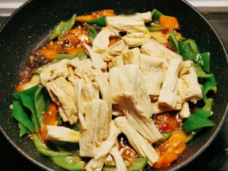 13、青椒炒腐竹,放入腐竹