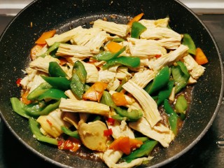 14、青椒炒腐竹,翻拌均匀 入味