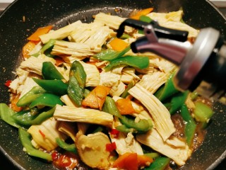 15、青椒炒腐竹,倒入芝麻油 翻拌均匀即可关火