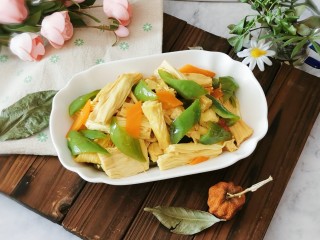 16、青椒炒腐竹,出锅装盘