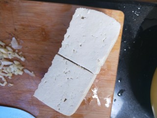 2、锅塌豆腐,切成方形片