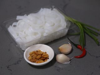 1、酸辣宽粉,材料准备好