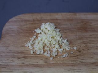 2、酸辣宽粉,蒜切碎末