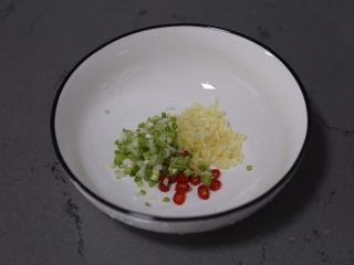 5、酸辣宽粉,碗里放入切好的蒜末、小米辣、葱白