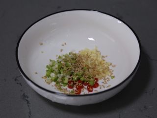 6、酸辣宽粉,再加入白芝麻