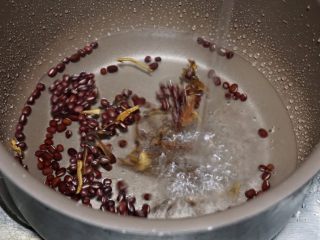 1、暖心年糕陈皮红豆汤,提前一天晚上把红豆和陈皮洗净。