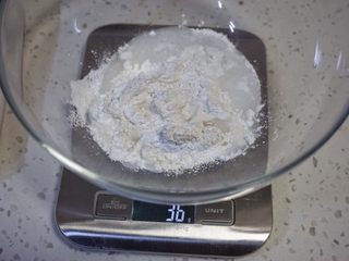 8、暖心年糕陈皮红豆汤,加入35克的清水。