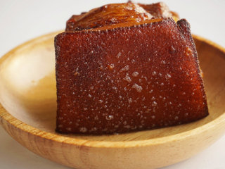 5、烧白,待五花肉表皮起小泡沫时,即可捞出沥干油