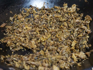 6、烧白,将洗过之后的芽菜放入锅中炒干水分