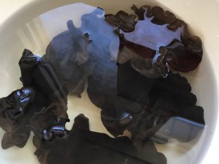 1、鱼香肉丝,木耳提前泡发