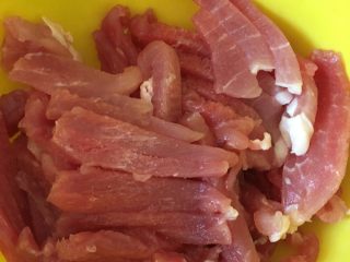 3、鱼香肉丝,切丝