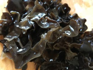 7、鱼香肉丝,木耳摘洗干净切丝