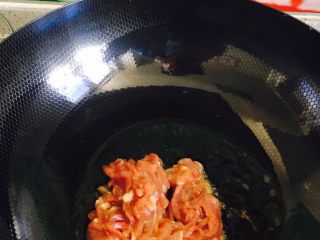 11、鱼香肉丝,倒入肉丝