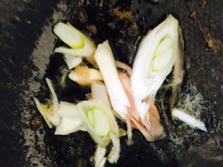 13、鱼香肉丝,油烧热放入葱姜蒜爆香