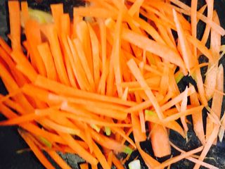 14、鱼香肉丝,先放入胡萝卜丝翻炒均匀