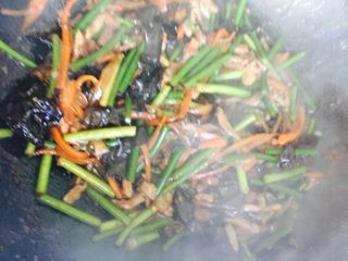 19、鱼香肉丝,倒入调好的汁翻炒均匀