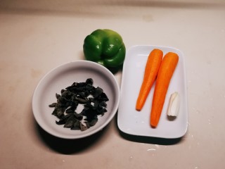 1、胡萝卜炒木耳,准备好食材
