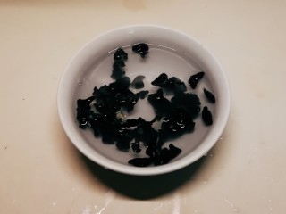 2、胡萝卜炒木耳,干木耳清洗干净  用清水泡发