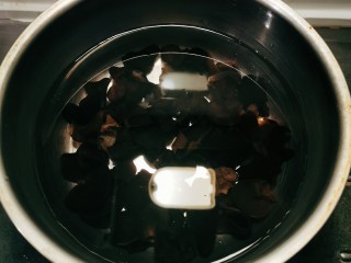 4、胡萝卜炒木耳,用开水汆烫