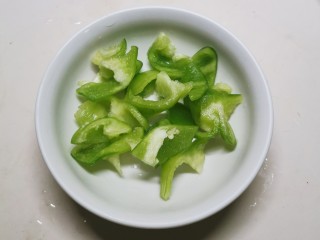 6、胡萝卜炒木耳,甜椒切块