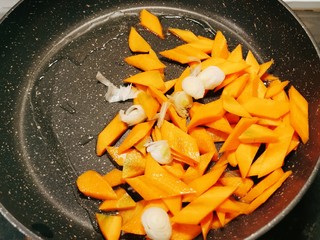 8、胡萝卜炒木耳,起油锅 放入葱片和胡萝卜片 翻炒