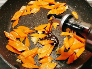 9、胡萝卜炒木耳,胡萝卜炒软后 放入生抽