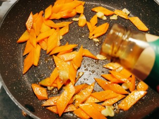 10、胡萝卜炒木耳,放入蚝油