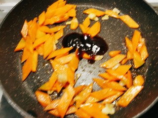 11、胡萝卜炒木耳,翻炒均匀