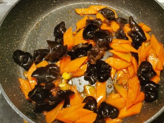 12、胡萝卜炒木耳,放入木耳 翻炒