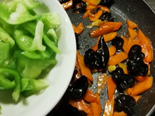 13、胡萝卜炒木耳,放入甜青椒 一同翻炒