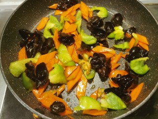 14、胡萝卜炒木耳,翻炒均匀 青椒成熟后 关火