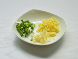 3、孜然菌菇煲,葱、姜、蒜全部切丁