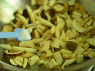 6、孜然菌菇煲,调入少量食盐