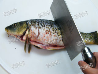 2、四川豆瓣鱼,鱼剖肚去肠，去鳞洗净后，用刀打上浅的斜花刀以便入味。