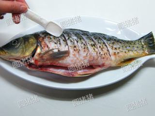 3、四川豆瓣鱼,在鱼身上涂抹1/4小匙盐，1大匙料酒，腌制15分钟。