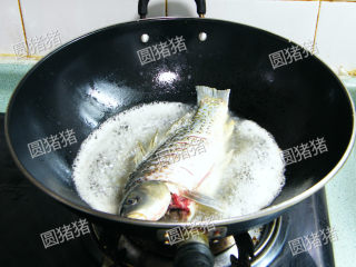 4、四川豆瓣鱼,锅内烧热油至170度，放入鱼保持中火炸。