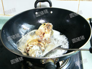 5、四川豆瓣鱼,炸至硬身后，翻面再炸另一面，直至炸至金黄色，捞起沥干油备用。