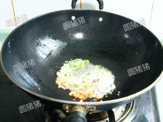 6、四川豆瓣鱼,另起一锅，锅内放入2大匙油，冷油将姜，葱末，红椒圈爆香。