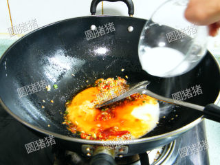 7、四川豆瓣鱼,将水淀粉材料在碗内调匀，倒入锅内。