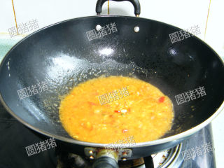 8、四川豆瓣鱼,用小火一边煮，一边搅动直至浓稠，淋在炸好的鱼身上即可。