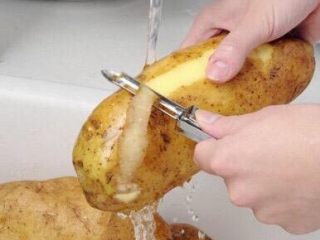 1、狼牙土豆,把土豆去皮洗净。